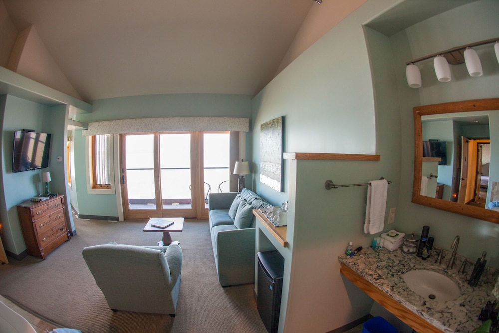 Design Suite, 1 King Bed, Lake View (Flowing Waters #3) photo 3