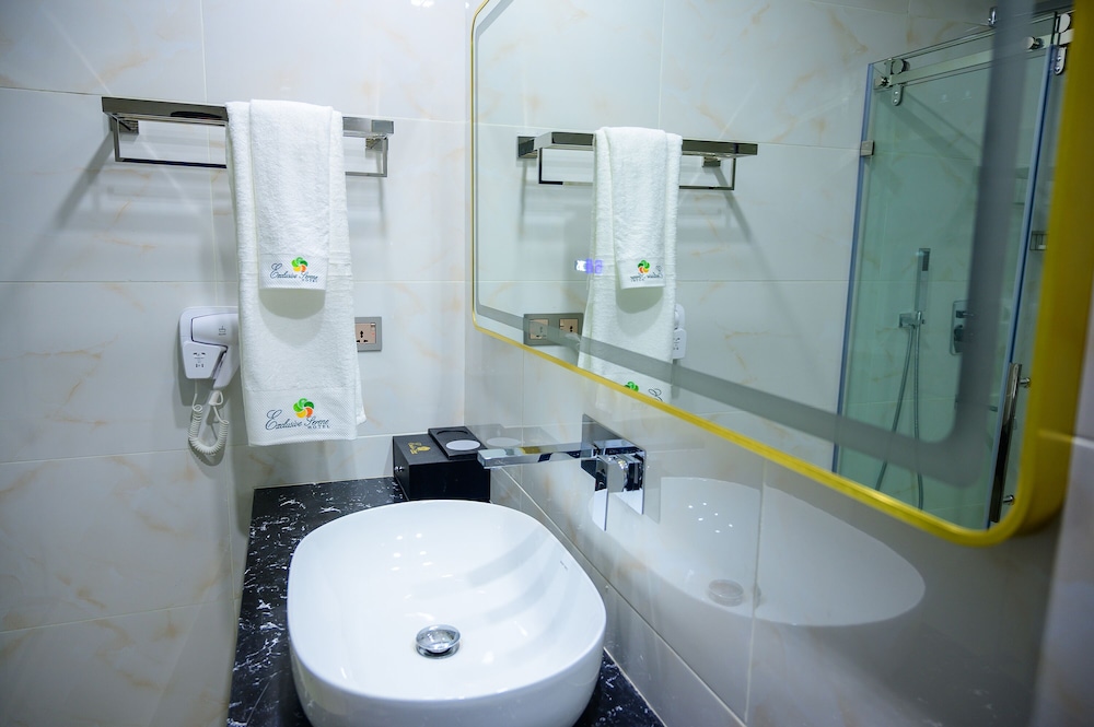 Executive Suite - Photo 11
