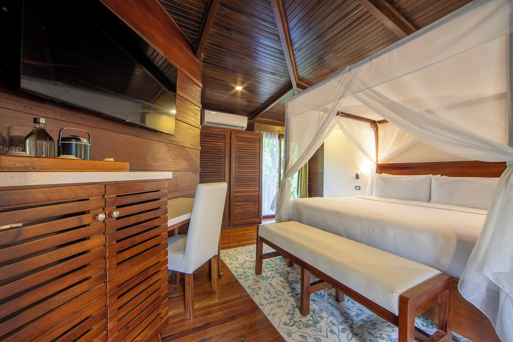 Rainforest Bungalow with King Bed photo 3