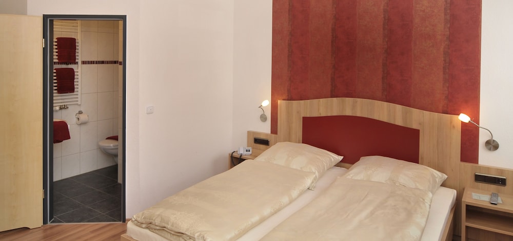 Standard Classic-Double Room Single Use, Private Bathroom photo 2