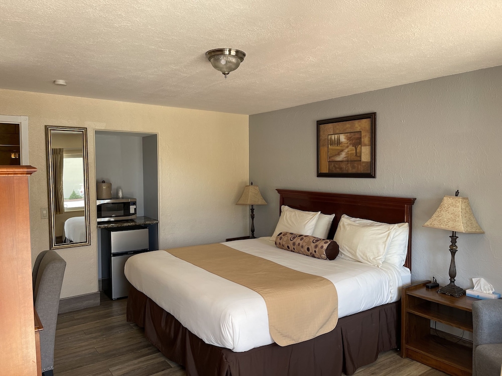 Deluxe Room, 1 King Bed with Sofa bed photo 1