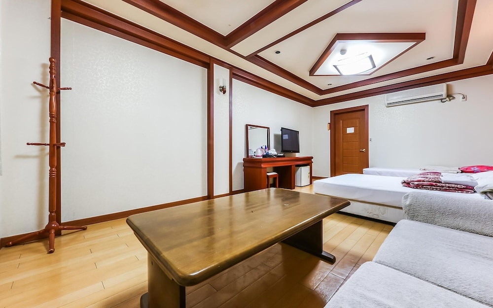 Room (Twin) - Photo 3