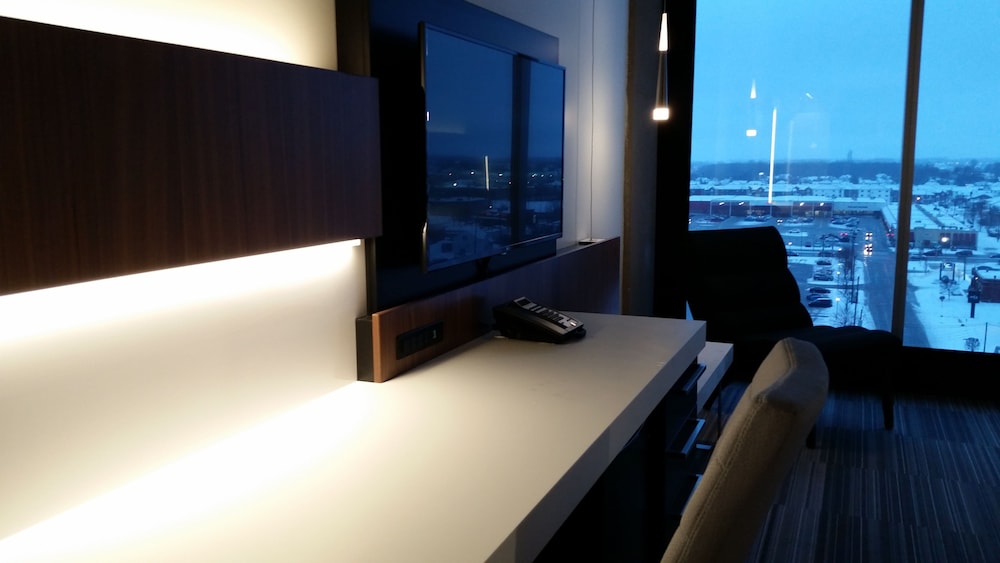 Superior Room, 1 King Bed photo 3