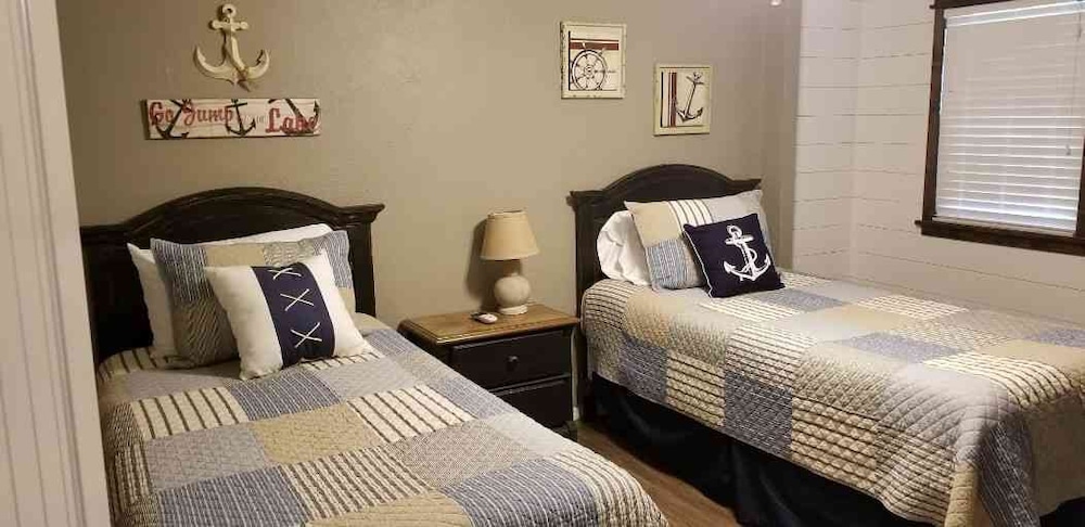 Comfy Lakefront Cottage - No Pets