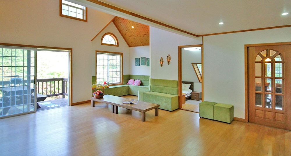 Room (A) photo 1