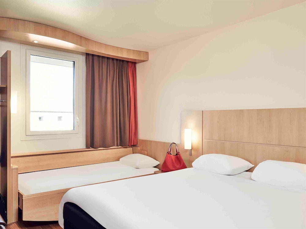Bedroom, 1 Double Bed and 1 Single Sofa Bed - Photo 6