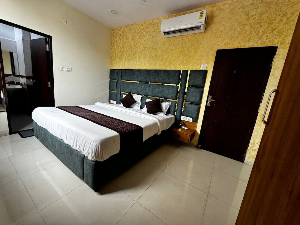 Deluxe Room - Photo 11