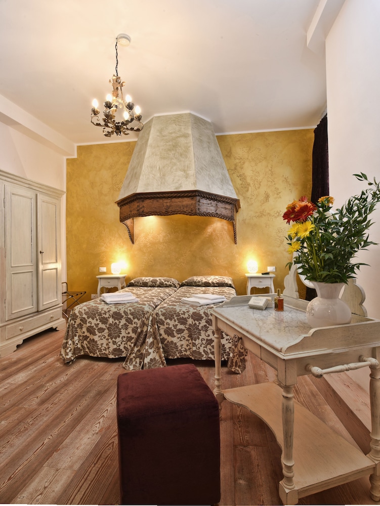Junior Suite, 1 Queen Bed, Non Smoking, Garden View photo 2