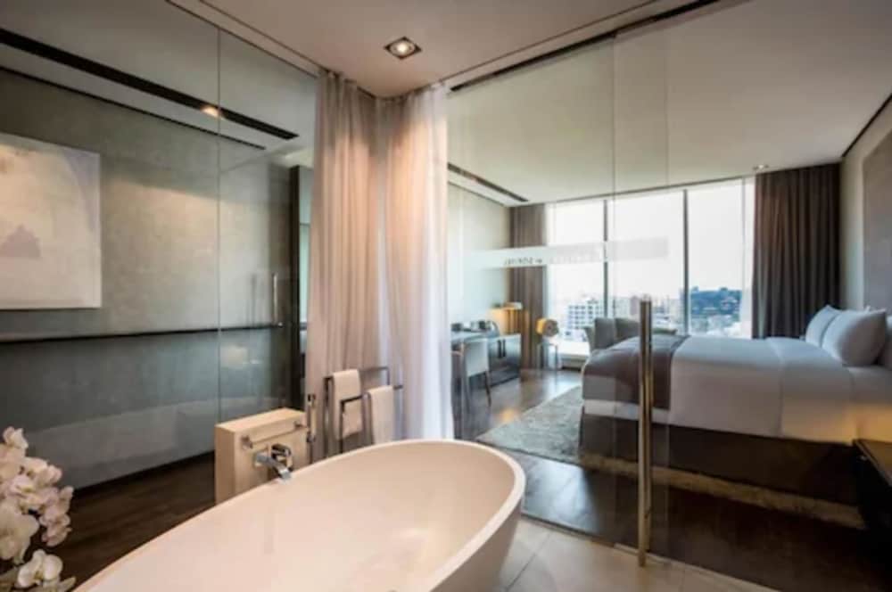 Superior Room, 1 King Bed photo 2