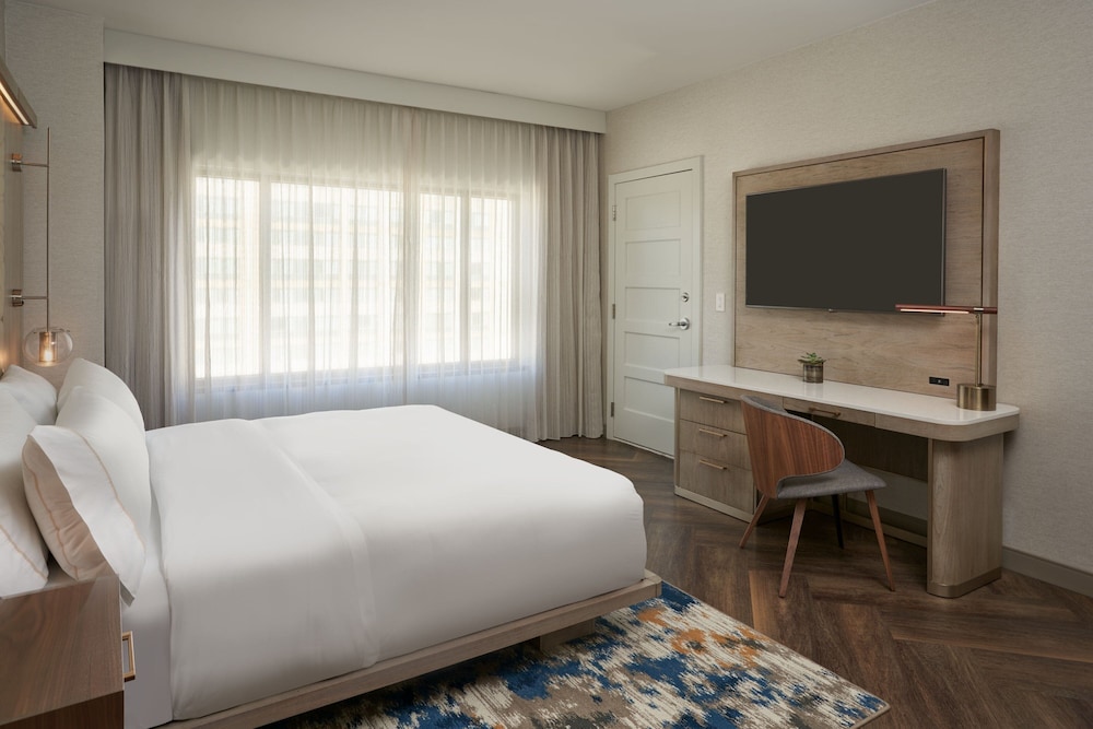Deluxe Room, 1 King Bed with Sofa bed - Photo 3