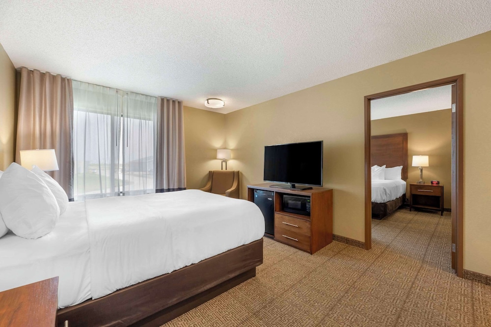 Suite, 1 king bed with queen bed photo 3