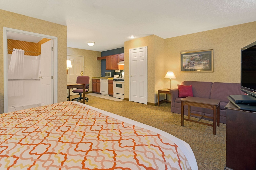 Studio Suite, 1 King Bed, Non Smoking - Photo 1