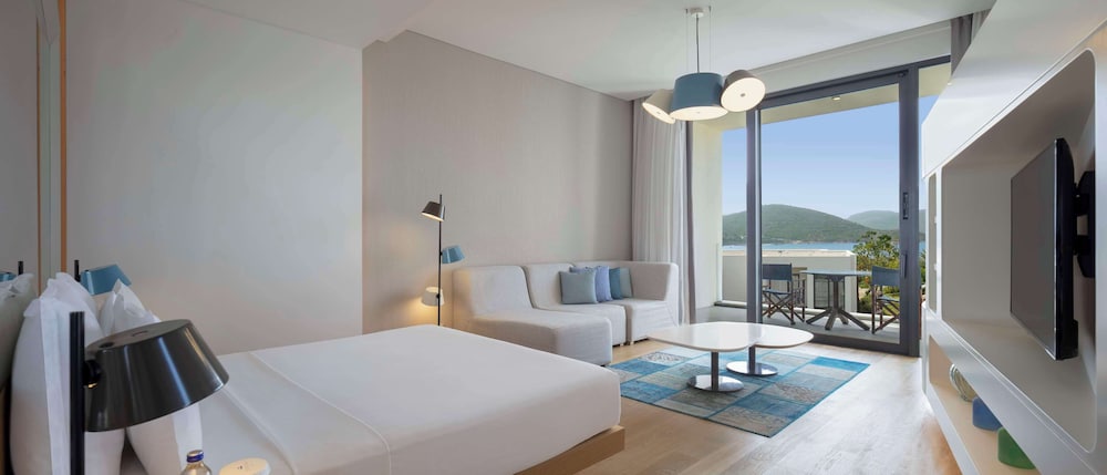 Premium Room, 1 King Bed, Balcony thumbnail 5