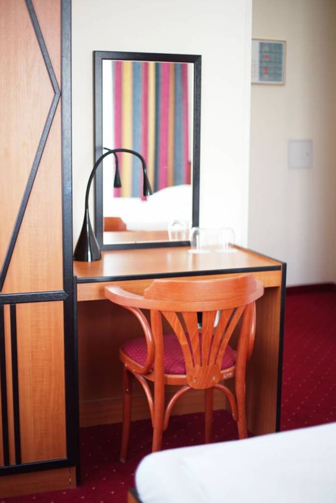Small Double Room thumbnail 5