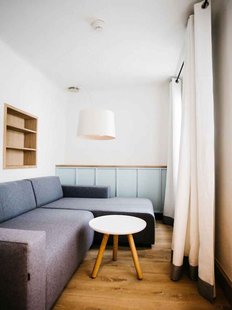 Design Suite, 2 Bedrooms - Photo 2