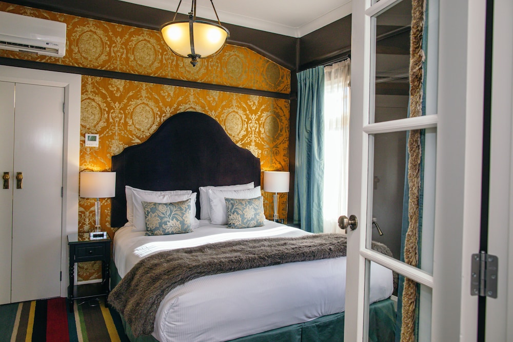 Royal Suite, 1 King Bed, Partial Ocean View photo 1