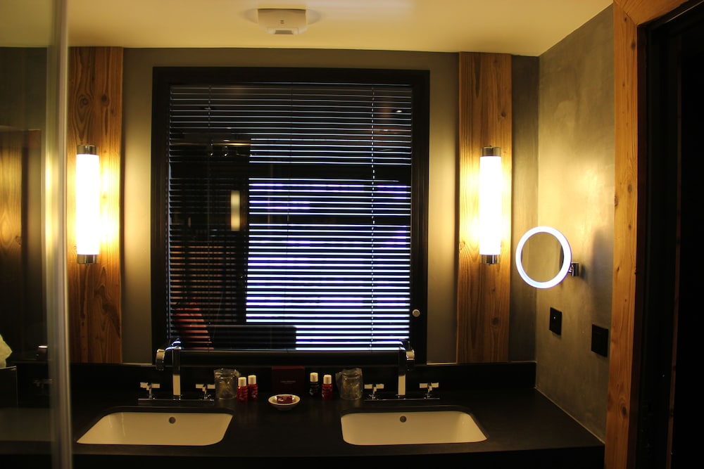 Deluxe Suite - Photo 16