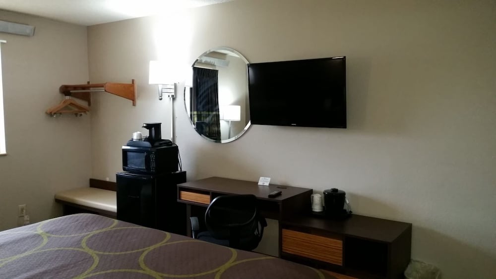 Room, 1 King Bed, Microwave - Photo 2