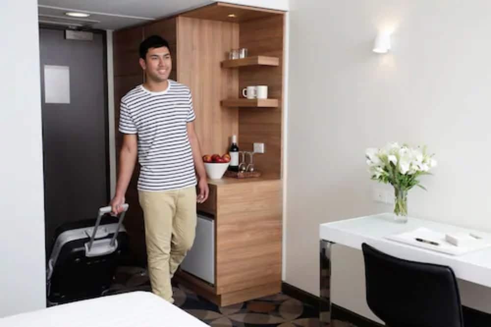 Deluxe Room, 1 Queen Bed photo 2