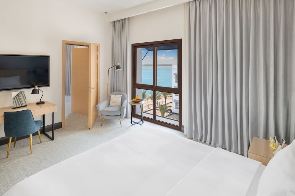 Deluxe Room, 1 King Bed, Partial Sea View