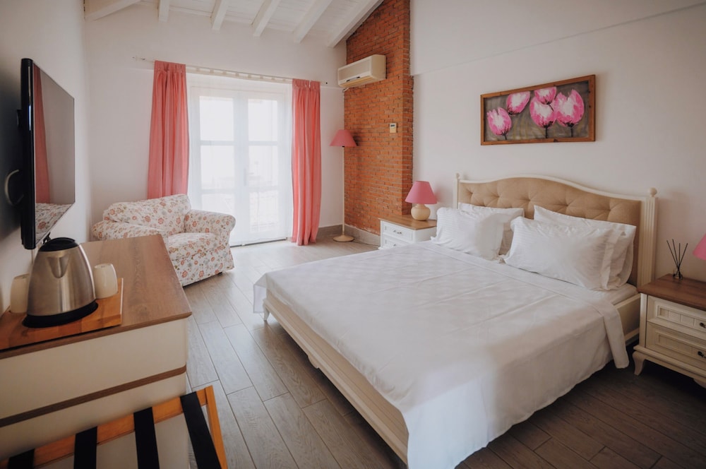 Deluxe Double Room, 1 King Bed, Balcony
