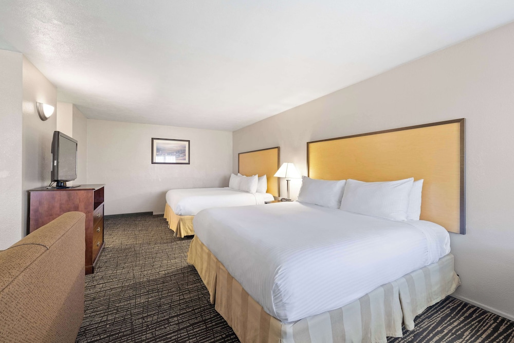 Standard Room, Multiple Beds, Non Smoking, Microwave (Oversized Room) photo 2