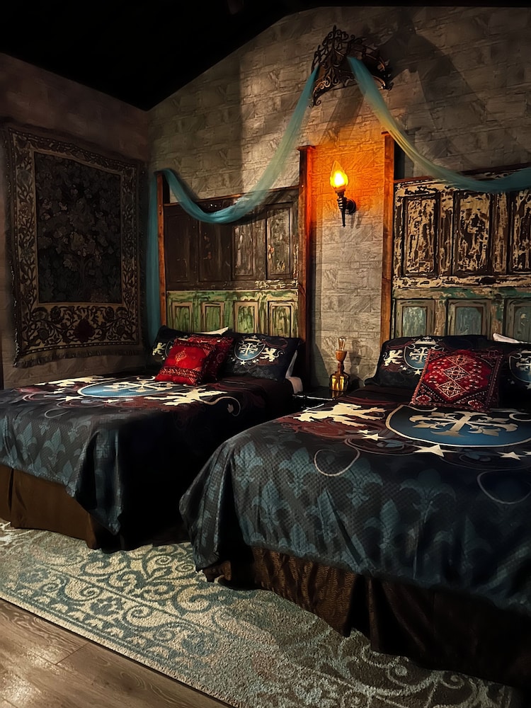 Deluxe Single Room, 2 Queen Beds, Mountain View photo 1