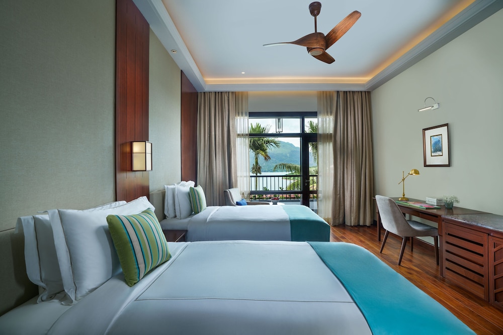 Luxury Room, 2 Twin Beds, Balcony, Lake View - Photo 1