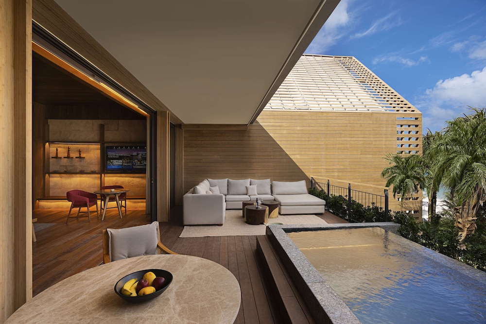 Oceanfront Veranda Pool Suite - King