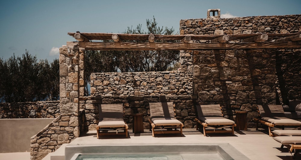Signature Suite, 1 King Bed, Terrace, Sea View (Living Room, Pool Access) photo 3