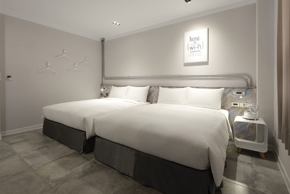 Superior Quadruple Room, Bathtub photo 2