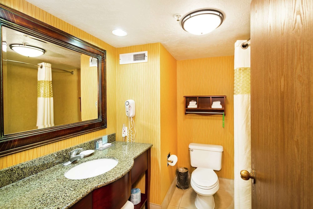 Standard Room, 1 King Bed, Non Smoking - Photo 3
