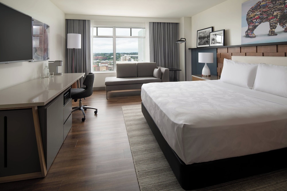 Club Room, 1 King Bed, City View - Photo 4