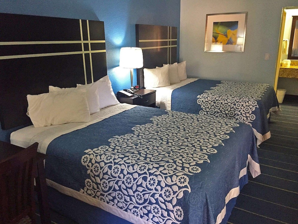 Room, 2 Queen Beds, Smoking - Photo 2