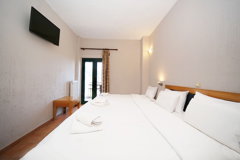 Superior Triple Room photo 3