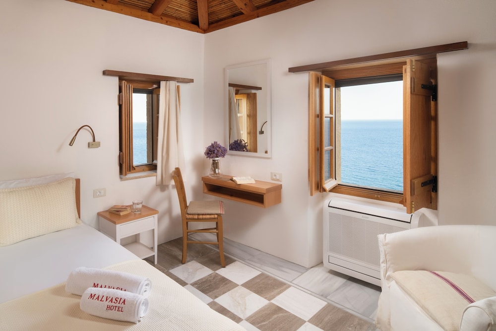 Panoramic Studio Suite, Balcony, Sea View photo 3