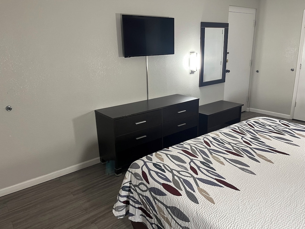 Deluxe Room, 1 King Bed, Non Smoking - Photo 14