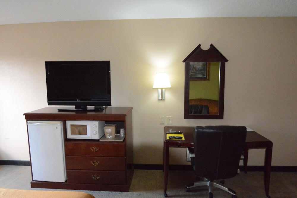 Room, 2 Queen Beds - Photo 10