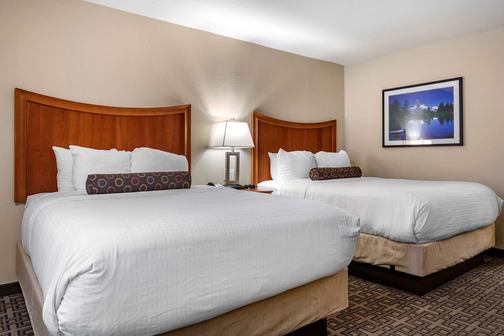 Standard Room, 2 Queen Beds, Refrigerator & Microwave, Courtyard Area (Oversized Room) photo 2
