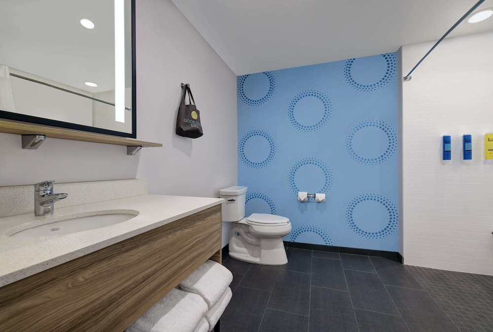 Room, 2 Queen Beds, Accessible (Mobility & Hearing, Roll-In Shower) - Photo 3