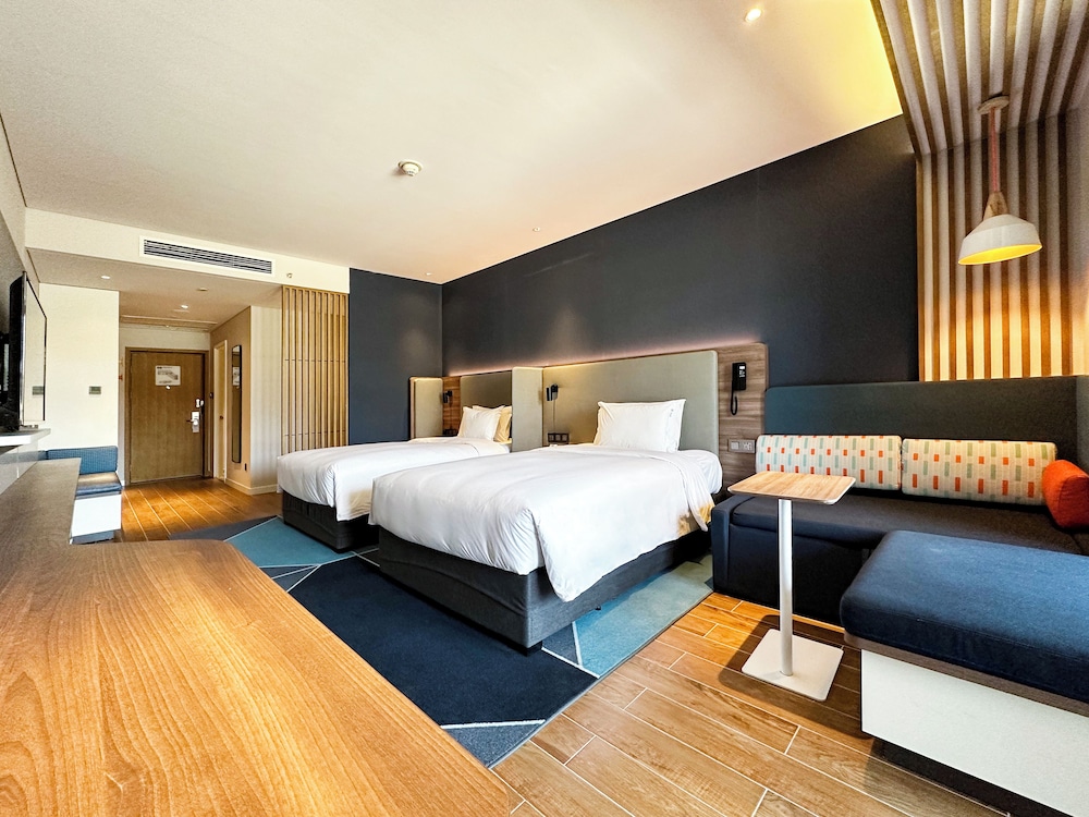 Standard Room, Multiple Beds - Photo 3