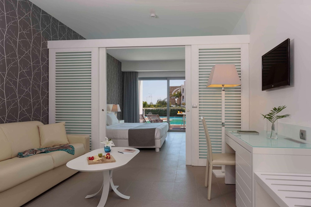 Family Room, Pool Access, Garden View - Photo 4