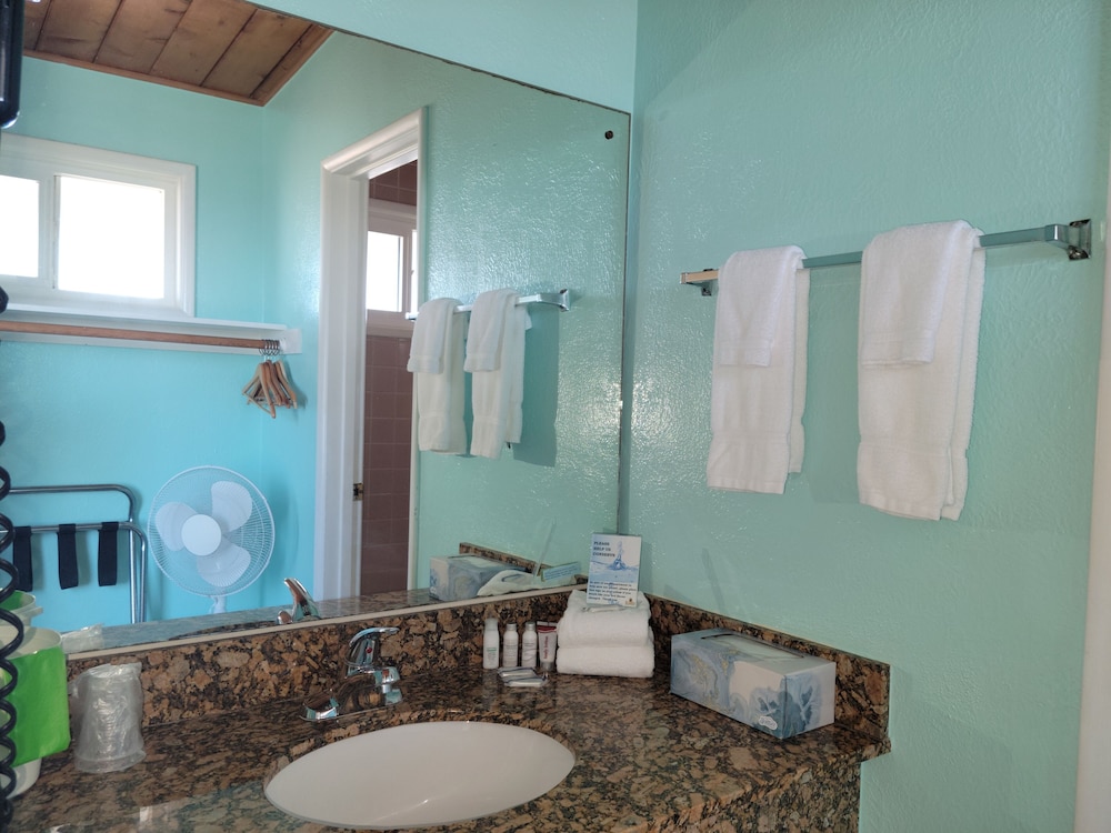 Deluxe Room, 2 Queen Beds, Refrigerator & Microwave, Marina View photo 3