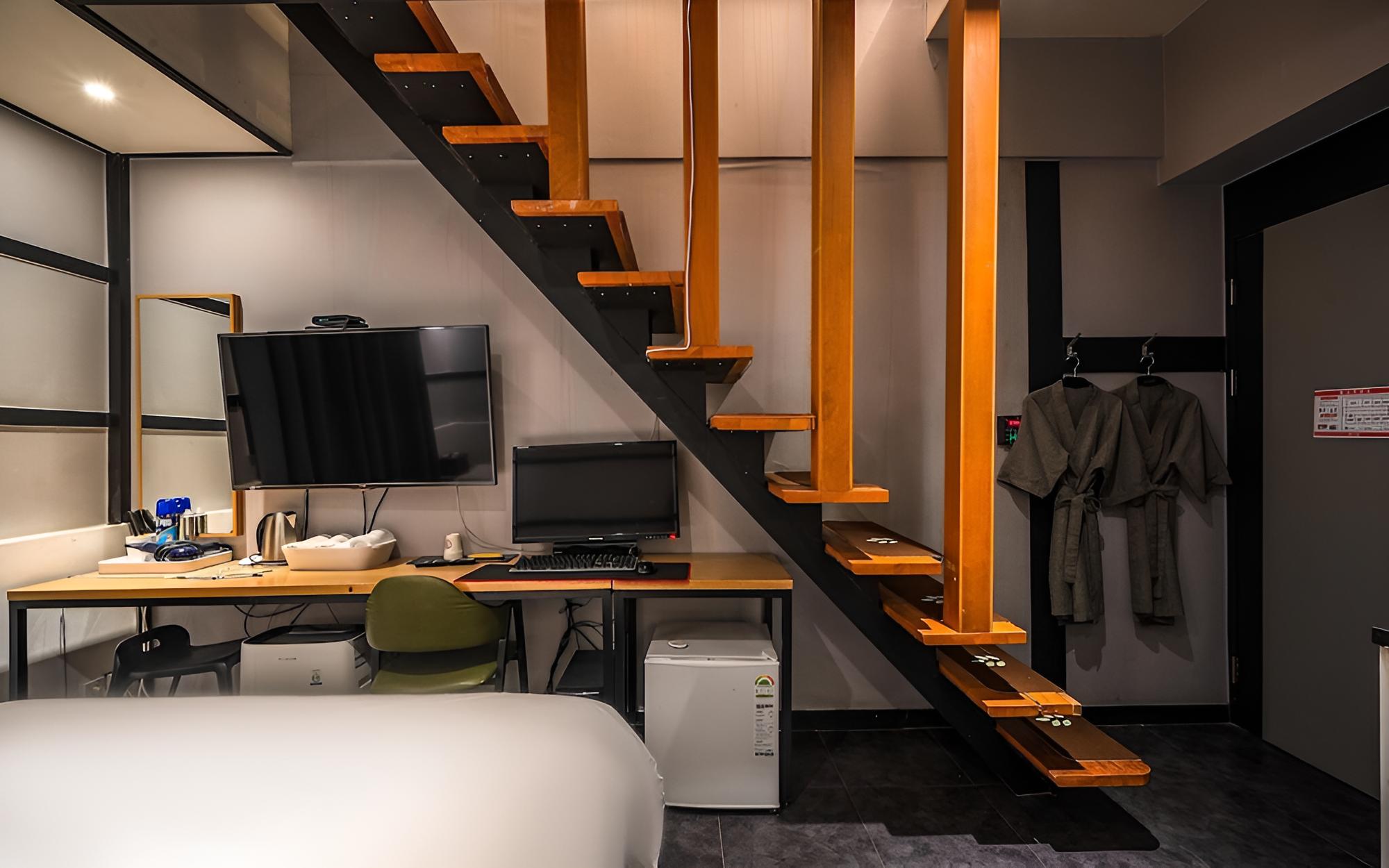 Room (VIP duplex - party room (dining table) photo 3