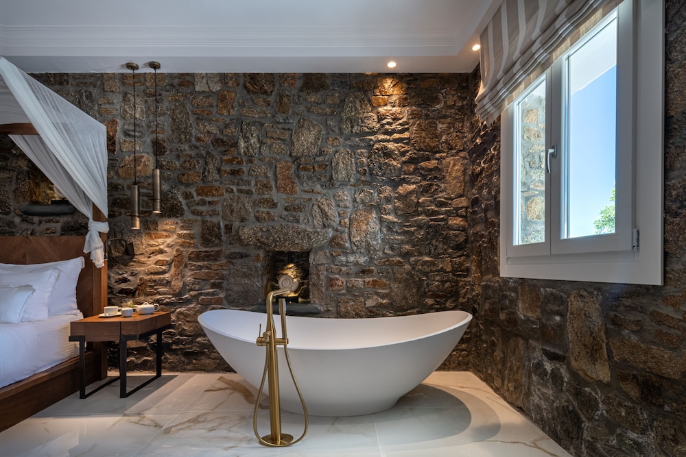 Dreamy Honeymoon Suite with Outdoor Hot Tub, Sea View - Photo 7