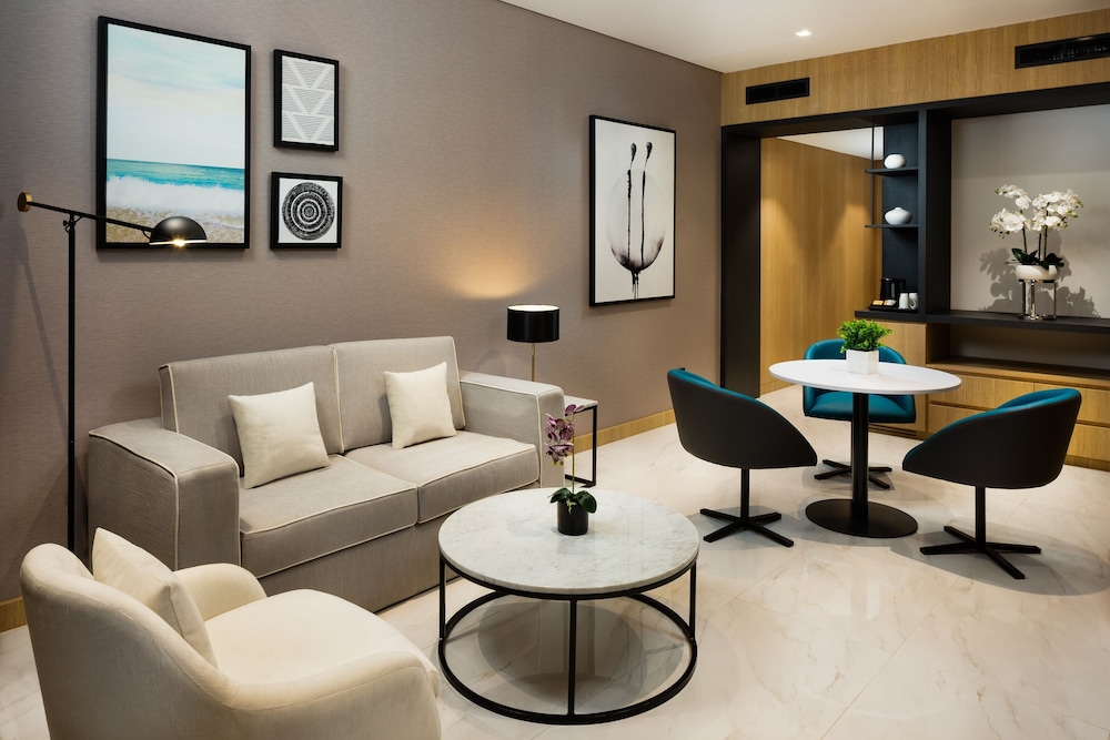 Avenue Family Room thumbnail 6