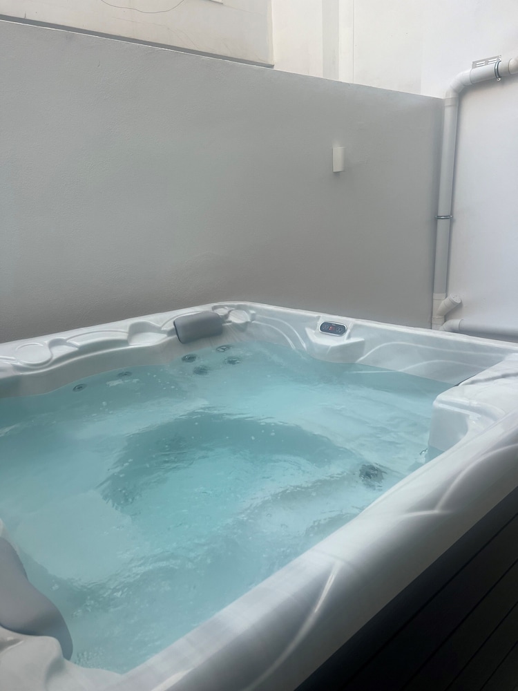 Executive Suite, Hot Tub
