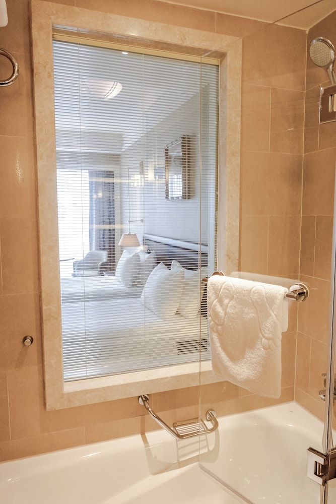 Superior Twin Room with City View photo 2
