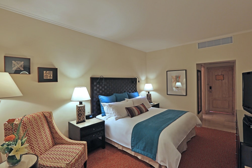 Junior Suite, 1 King Bed, Club Lounge Access (Pool View) - Photo 3