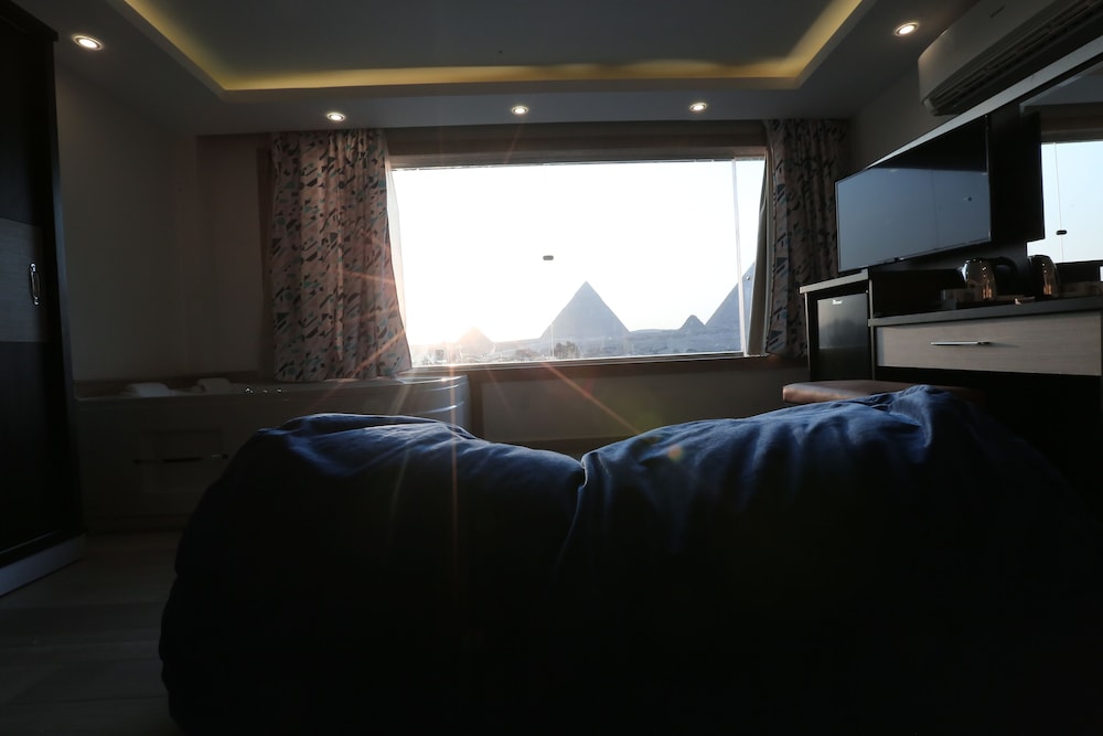 Executive Suite, Jetted Tub (Pyramids View) - Photo 1